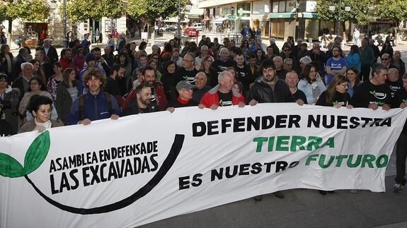 La Asamblea durante una protesta frente al Ayuntamiento de Torrelavega