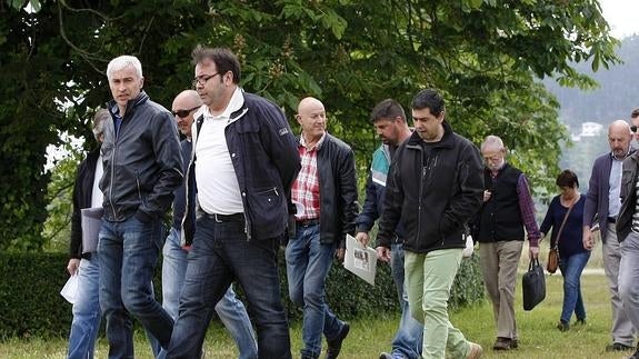 Los miembros del comité de empresa a la entrada de la reunión de ayer.