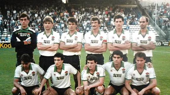 Liaño (portero suplente de aquella temporada), Campbell,Tino,Sañudo,Suárez, Chiri,Juan Carlos,José Ramón Revilla, Gelucho,Ocenda e Isidro, durante un partido de la temporada 1986-1987. 