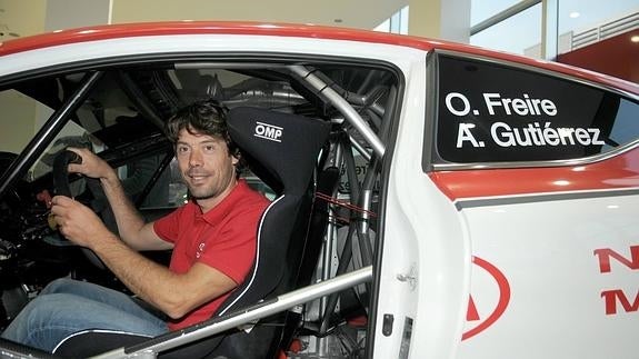 Óscar Freire posa dentro de su Kia Pro Ceed durante la presentación de ayer.