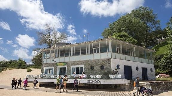 La terraza del balneario de La Horadada ya está abierta.