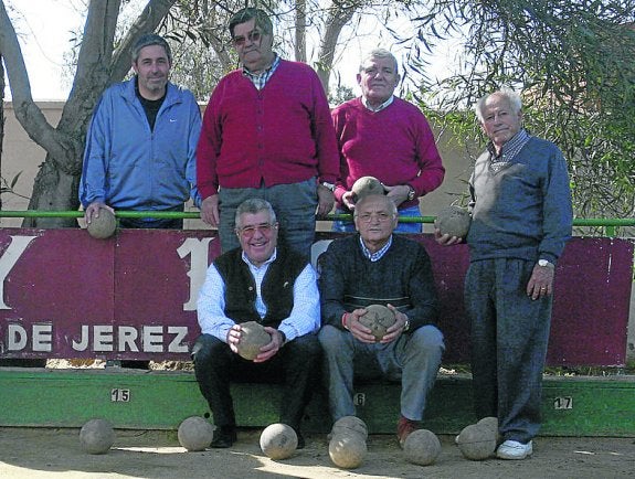 Veteranos 'chicucos' en una bolera de El Puerto de Santa María. Eladio Gutiérrez es, de los sentados, el primero de la izquierda. chamorro