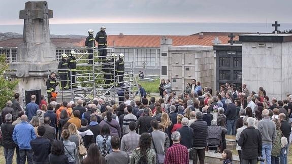 Bomberos de Santander participan en el homenaje a su compañero caído en el incendio, entre la performance y el recuerdo