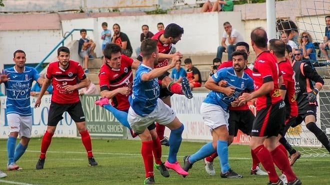 Bubu, del Charles, salta para despejar de cabeza el esférico a la salida de un córner rodeado de sus compañeros. :: 