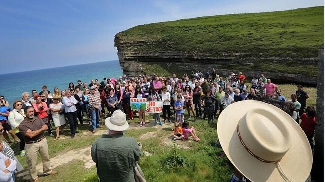 Alrededor de 300 personas han manifestado este domingo contra el proyecto del Molino de Bolao. 