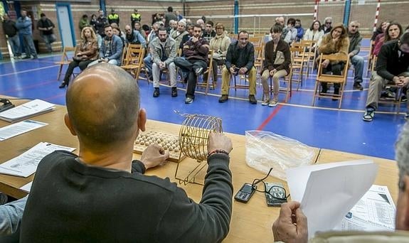 Los puestos de trabajo del programa de empleo se sortearon entre los solicitantes. :: andrés fernández