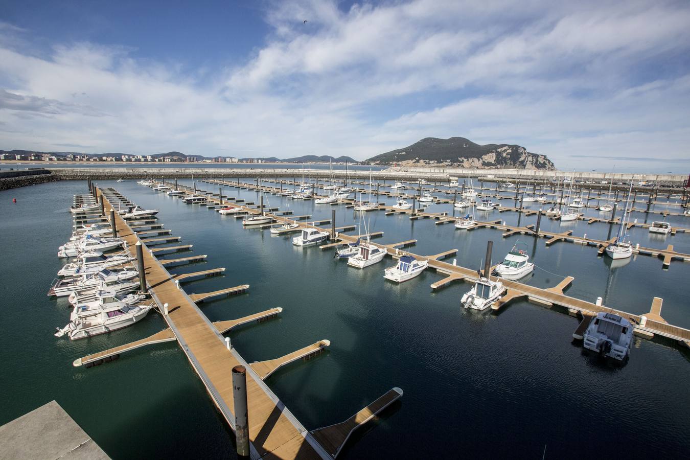 Vista de los pantalanes del puerto deportivo de Laredo