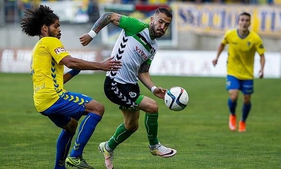 El cadista Aridane trata de arrebatar el balón a Dioni. 