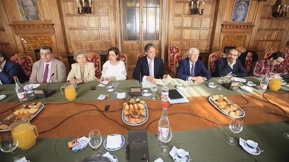 Desayuno informativo ofrecido esta mañana en el Comedor de Gala del Palacio de la Magdalena.