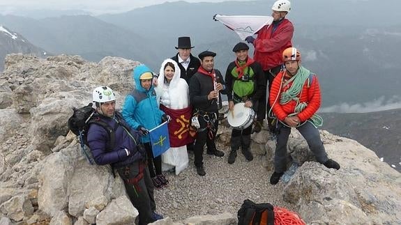 De izquierda a derecha, Cipriano López, Elena Martínez, María Gómez, Francisco San José, Luis Díaz, Joaquín Arnaiz, Honorio Castaño y Francisco Jorda posan para Joaquín Sánchez. 