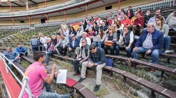 Los presidentes de las peñas taurinas de Santander y Cantabria se reunieron ayer en el tendido 7 convocados por la Federación que les agrupa. 