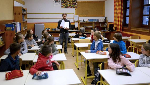 El nuevo calendario escolar cántabro aprobado el martes por la Mesa Sectorial ha generado una viva polémica que ha traspasado las fronteras regionales. 