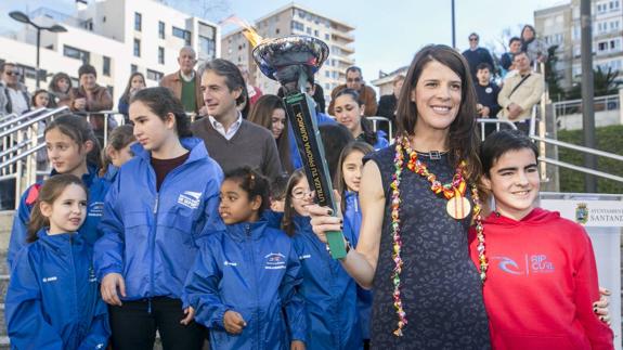 Ruth Beitia, el día que descubrió su 'estrella de la fama' en la calle Tetuán, en enero.