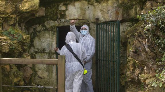 Visitantes a las cuevas originales el día que arrancó el programa de recorridos experimentales.