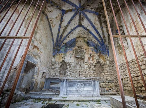 Vista de la deteriorada capilla gótica de Nuestra Señora, en la localidad de Riva, en Ruesga 