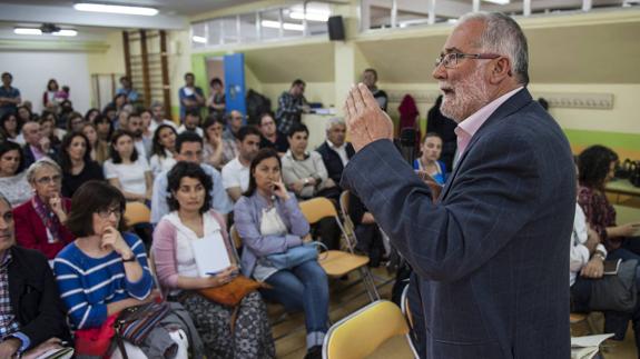 Ramón Ruiz, ayer, dando explicaciones a los padres que asistieron al encuentro celebrado en el colegio Jesús Cancio.