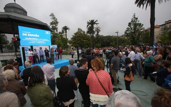 En el centro de Santander no hay ni un cartel del PP, que apostó por una fiesta mitin para abrir la campaña. 