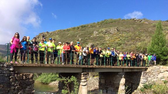 El grupo de lebaniegos, en uno de los puentes en su recorrido al santuario palentino.