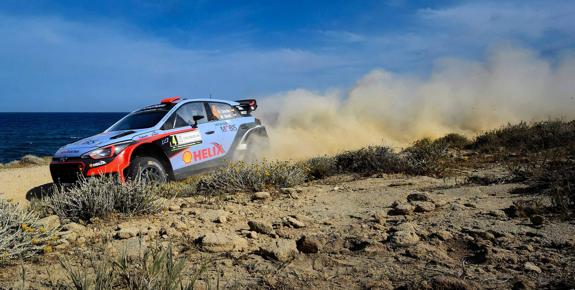 El Hyundai de Dani Sordo y Marc Martí, sobre una de las pistas de Cerdeña.