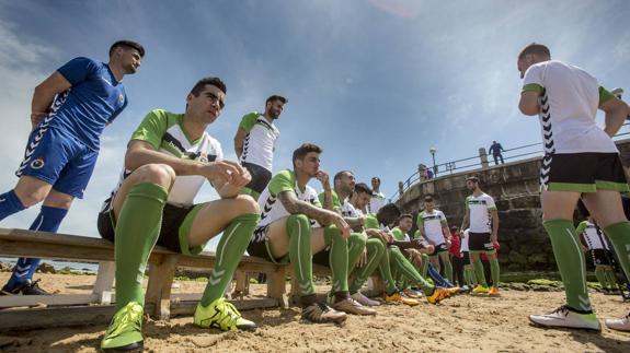 Los jugadores, con Óscar en primer término, durante la elaboración de la foto oficial de la recién terminada temportada.