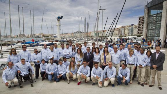 Foto de familia de los integrantes del equipo olímpico de vela y las autoridades.