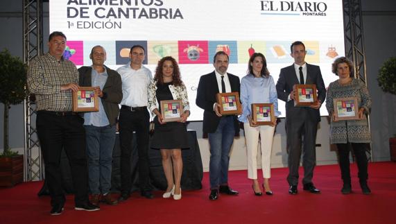 Foto de familia de los galardonados con los organizadores y patrocinadores de los Premios Alimentos de Cantabria. 