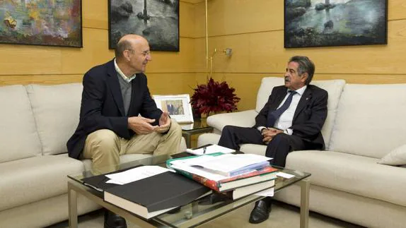 González Linares y Revilla charlan en el despacho del presidente.