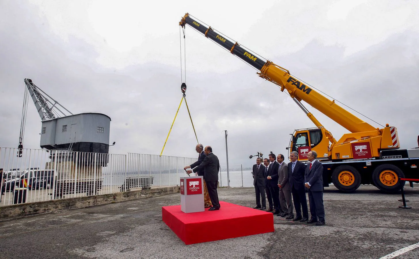 Renzo Piano y Emilio Botín, en el muelle, durante el acto simbólico de inicio de la construcción.