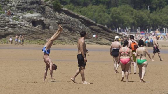 Las playas se llenan estos días de turistas.