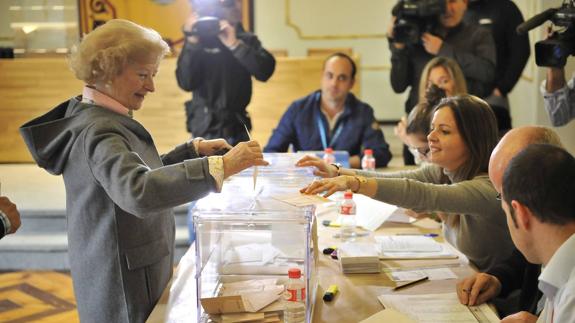 Una mujer vota en Santoña durante las pàsadas elecciones generales.
