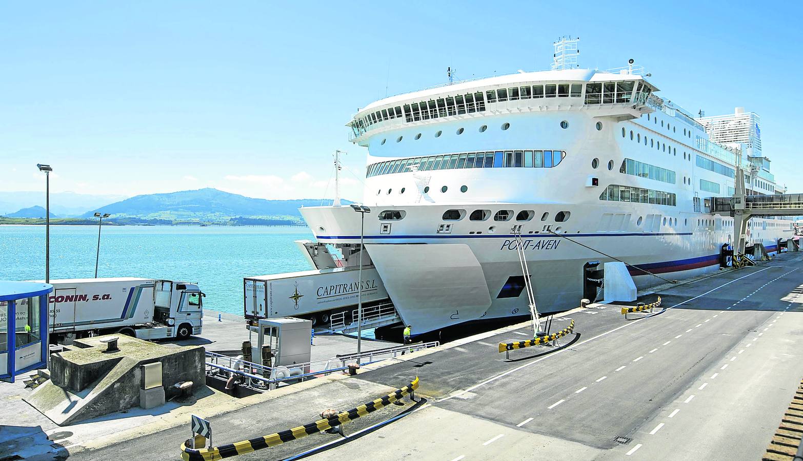 El ferry es la principal vía de comunicación de cantabria con Gran Bretaña y transportó 270.000 pasajeros el año pasado.