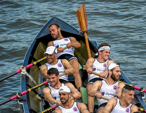 Los remeros de Pedreña, en la regata inaugural bilbaína.