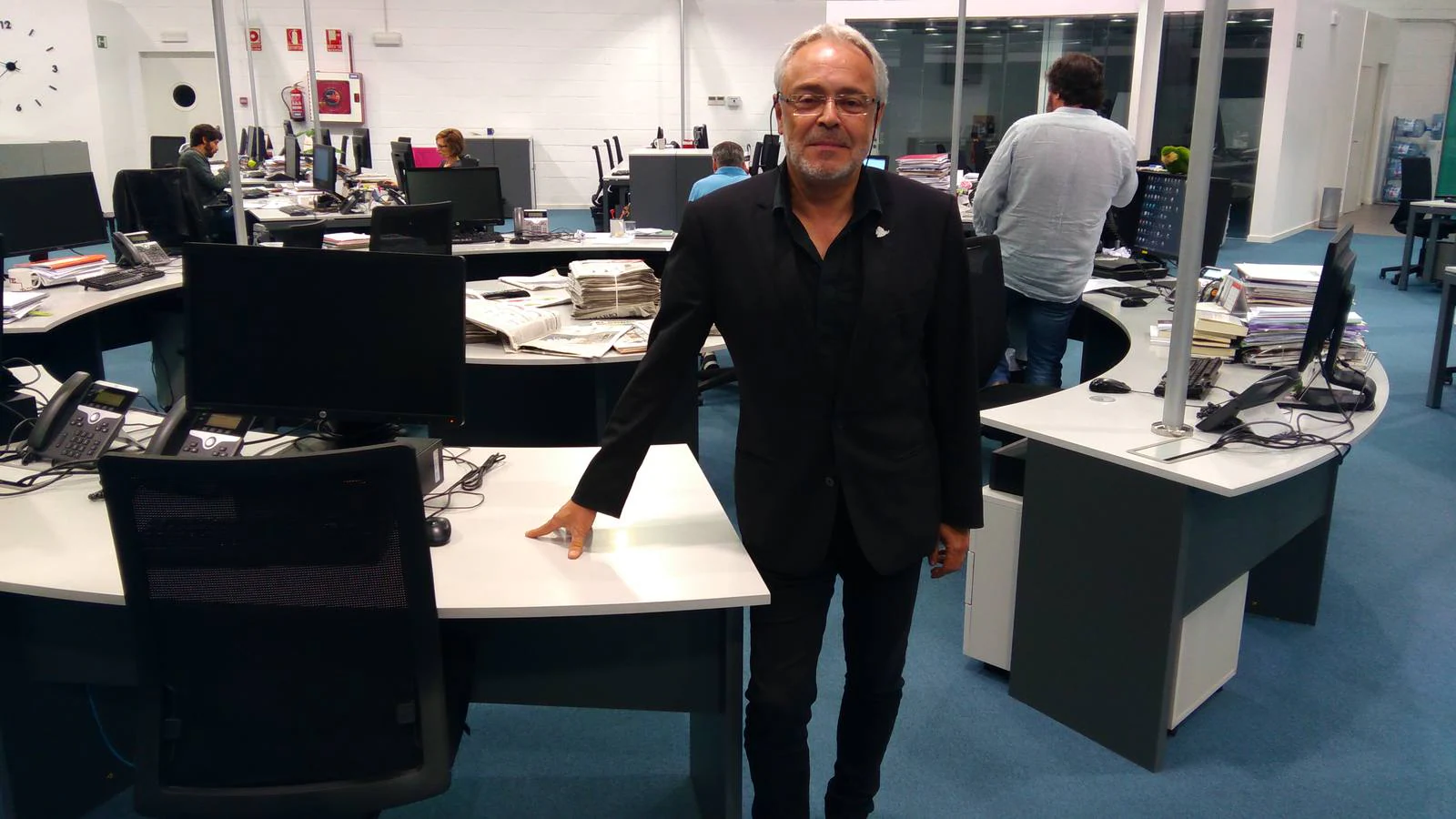 El director adjunto de El Diario, José Emilio Pelayo, a primera hora de la mañana en la redacción.