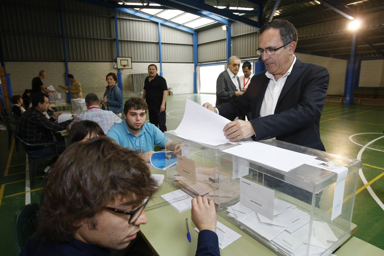 El alcalde Cruz Viadero ejerciendo su voto.