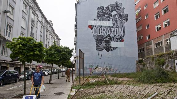 El mural de Boa Mistura junto al solar de la calle Peña Herbosa, frente a la sede del Gobierno Regional.