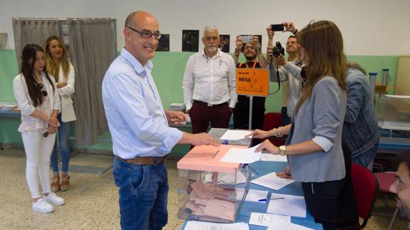 Álvarez ha votado esta mañana en el colegio Ramón Pelayo de Santander.