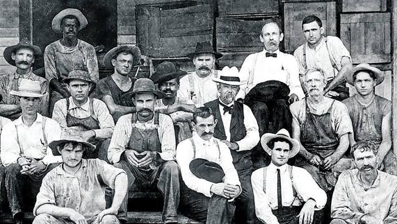 El fundador en medio, con barba y sombrero blanco. A la izquierda, el hijo del esclavo que le enseñó a hacer el destilado.