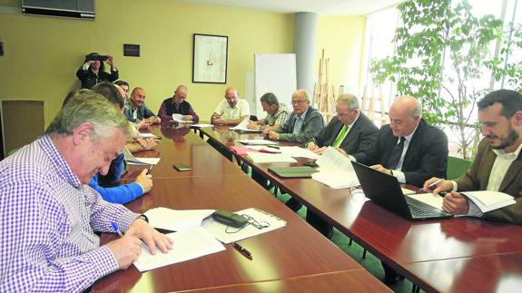 Antonio Pérez Portilla, secretario del comité, en primer plano a la izquierda, firmando el acuerdo en el Orecla el pasado 3 de junio