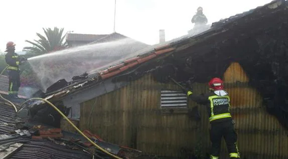 Un incendio afecta a la estabulación de una fábrica de lácteos en Voto