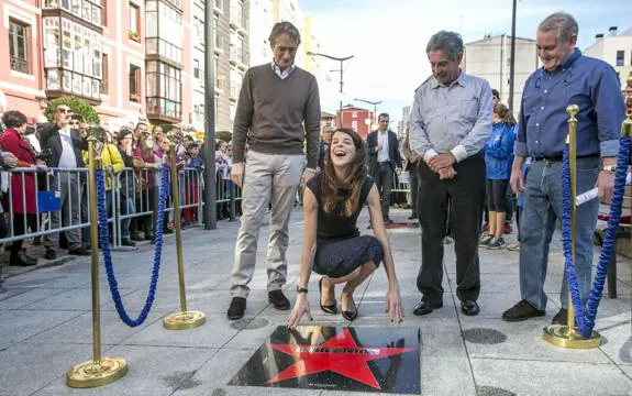 Ruth Beitia y Revilla compartieron la inauguración de la estrella de la atleta en la calle Tetuán.