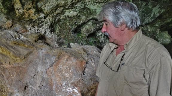 Ludovico Rodríguez Liaño ante un grabado de la cueva