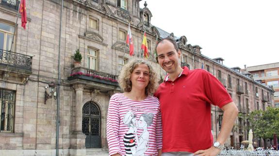 Pampiegla y Portilla frente al Ayuntamiento de Torrelavega
