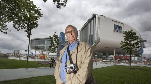 Carlos Saura frente al Centro Botín.