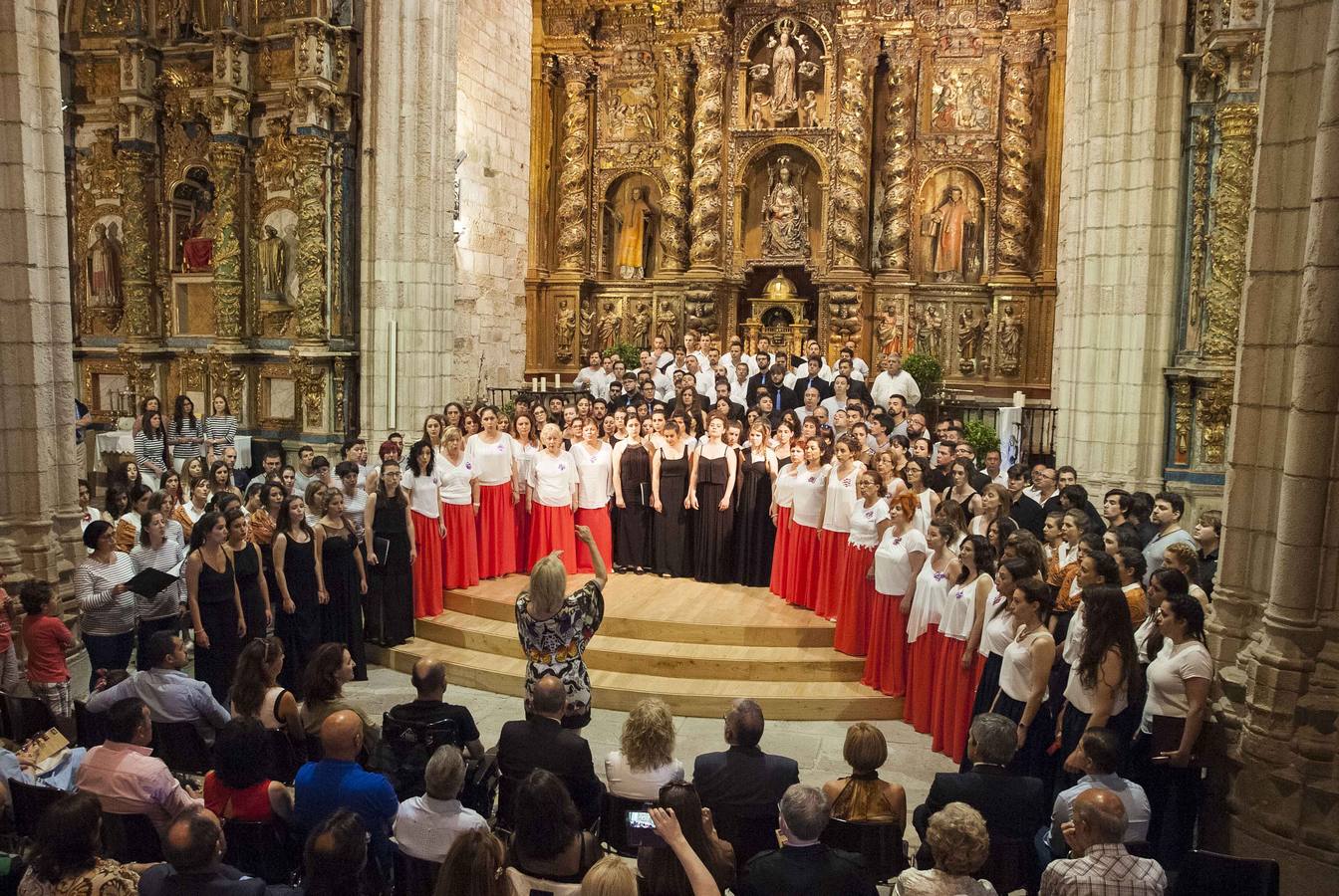 Clausura del certamen con los seis coros participantes interpretando al obra 'Las sirenas', bajo la dirección de su compositora Eva Ugalde