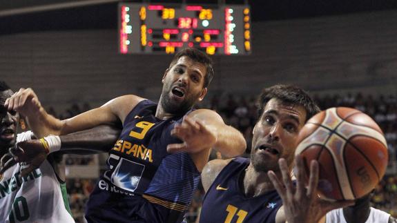 Fernando San Emeterio (derecha) disputa un balón junto a su compañero Felipe Reyes. 