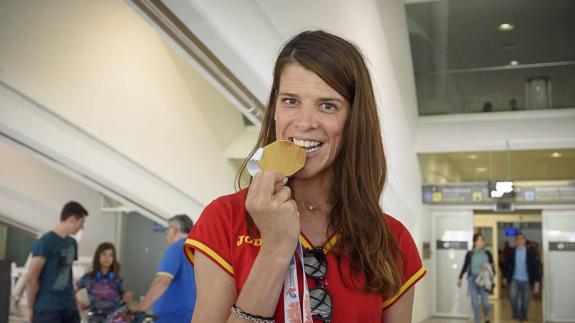 Beitia luce "muy orgullosa" la medalla de oro lograda en Amsterdam, a su llegada al aeropuerto de Bilbao. 