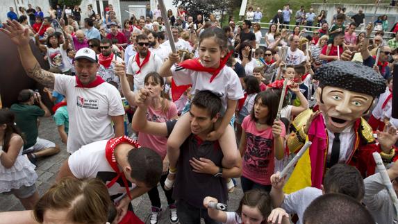 Asistentes a la fiesta el último día de los 'Sanfermines', antes de ocurrir el accidente pirotécnico.