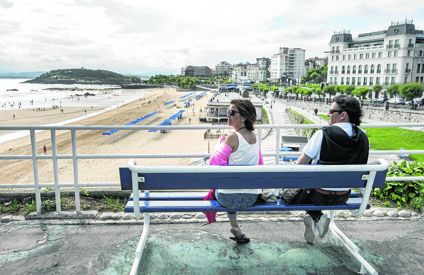 Uno de los bancos de los Jardines de Piquío que ha sido cambiado de orientación.Ahora mira hacia la Primera Playa