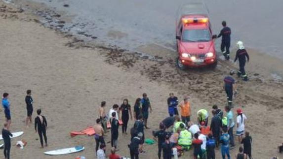 El surfista rescatado en la playa de La Salvaje continúa en estado grave tras ser operado