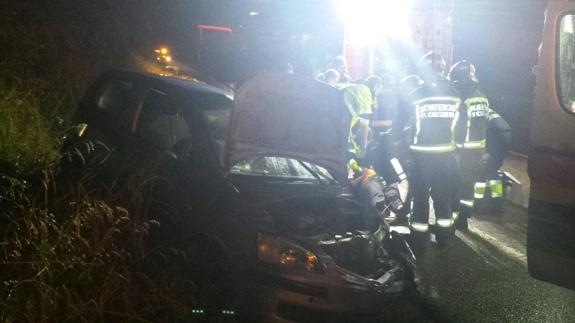 Los bomberos excarcelan a una conductora que sufrió un accidente en Villafufre